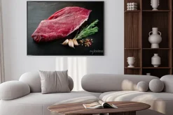 Plakat: Kawałek surowego mięsa wołowego steku z przypraw na ciemnym tle