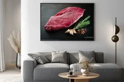 Plakat: Kawałek surowego mięsa wołowego steku z przypraw na ciemnym tle