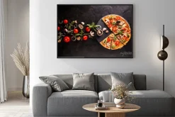 Plakat: Klasyczna pizza z pomidorami i pieczarkami