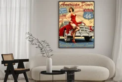Plakat: Klasyczny american diner z retro autem i pin-up girl