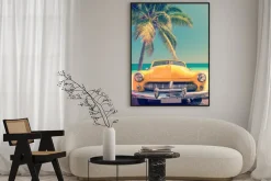 Plakat: Klasyczny samochód na tropikalnej plaży z palmy, proces rocznika