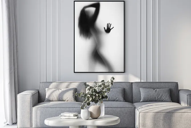 Plakat: Kobieca sylwetka za szybą