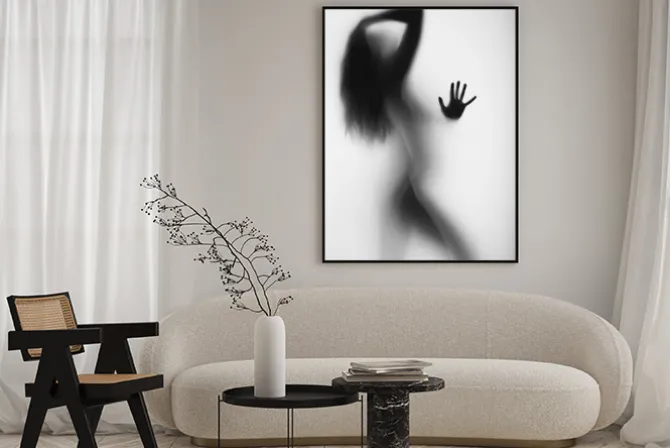 Plakat: Kobieca sylwetka za szybą