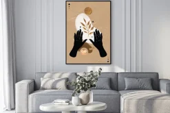 Plakat: Kobiece dłonie i złota gałązka na beżowym tle