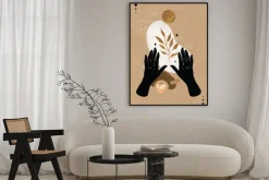 Plakat: Kobiece dłonie i złota gałązka na beżowym tle