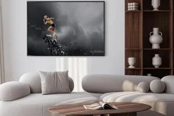 Plakat: Kobieta biegnąca po rozsypujących się schodach