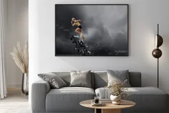 Plakat: Kobieta biegnąca po rozsypujących się schodach