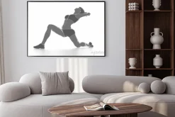 Plakat: Kobieta fitness rozciąganie na białym pojedyncze - rozgrzania