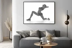 Plakat: Kobieta fitness rozciąganie na białym pojedyncze - rozgrzania