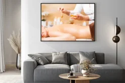 Plakat: Kobieta korzystających z leczenia uzdrowiskowego z miodem