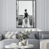 Plakat: Kobieta na balkonie czarno-biała fotografia