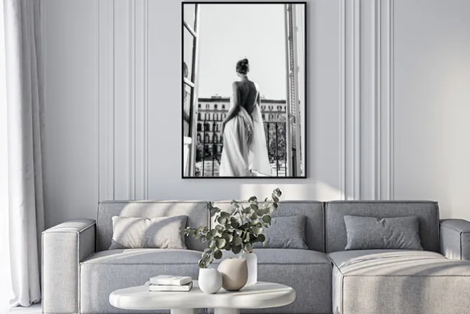 Plakat: Kobieta na balkonie czarno-biała fotografia