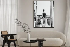 Plakat: Kobieta na balkonie czarno-biała fotografia