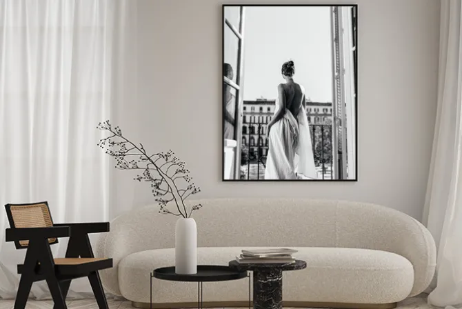 Plakat: Kobieta na balkonie czarno-biała fotografia