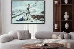 Plakat: Kobieta na spacerze z psem zimą