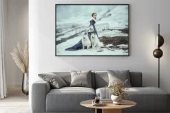 Plakat: Kobieta na spacerze z psem zimą