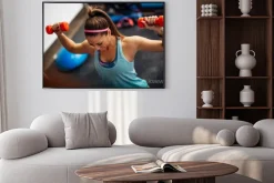 Plakat: Kobieta podnoszenia ciężarów i pracy na ramionach na siłowni