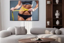 Plakat: Kobieta pomiaru jej talii z żółtą taśmą