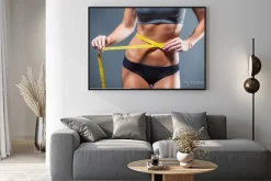 Plakat: Kobieta pomiaru jej talii z żółtą taśmą