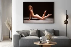 Plakat: Kobieta pozująca nago na ciemnym tle