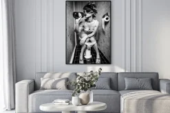 Plakat: Kobieta siedząca w toalecie z winem