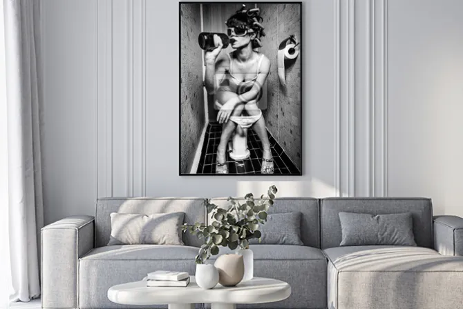 Plakat: Kobieta siedząca w toalecie z winem