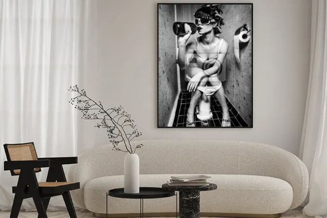 Plakat: Kobieta siedząca w toalecie z winem