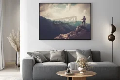 Plakat: Kobieta turysta na szczycie góry