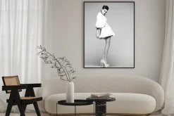 Plakat: Kobieta w eleganckiej sukience w czarno-białym formacie