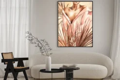 Plakat: Kobieta w koszuli wśród liści akwarela