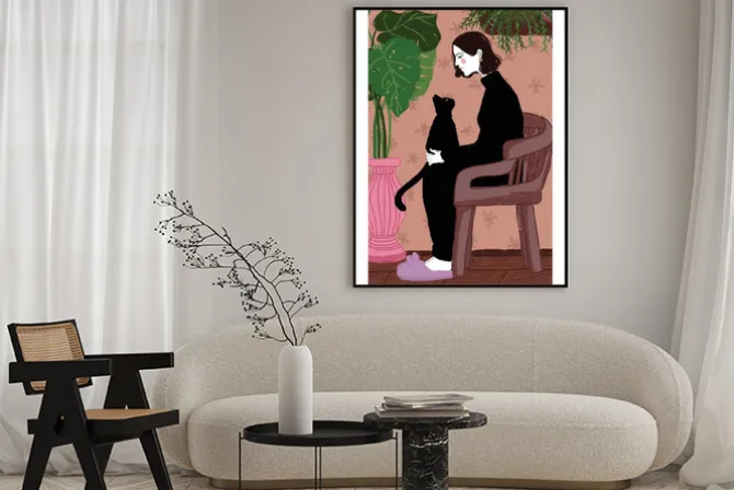 Plakat: Kobieta w pokoju z kotem na kolanach