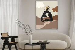 Plakat: Kobieta w pozycji jogi na tle abstrakcyjnego krajobrazu