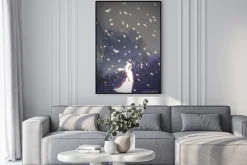 Plakat: Kobieta w rozjarzony strój białego stały wśród ptaków z cyfrowym