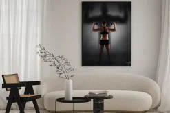 Plakat: Kobieta w sportowym obcisłym stroju z ciężarkami