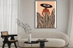 Plakat: Kobieta w sukience zebry z kapeluszem