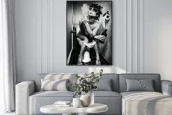 Plakat: Kobieta w wałkach paląca w toalecie