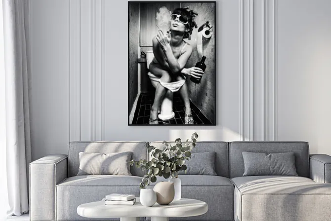 Plakat: Kobieta w wałkach paląca w toalecie