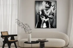 Plakat: Kobieta w wałkach paląca w toalecie