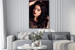 Plakat: Kobieta z ciemnymi włosami i wieczorem makijażu, nosi luksusowe