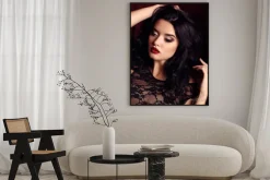 Plakat: Kobieta z ciemnymi włosami i wieczorem makijażu, nosi luksusowe