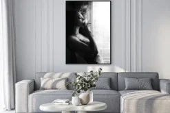 Plakat: Kobieta z papierosem czarno-biała fotografia