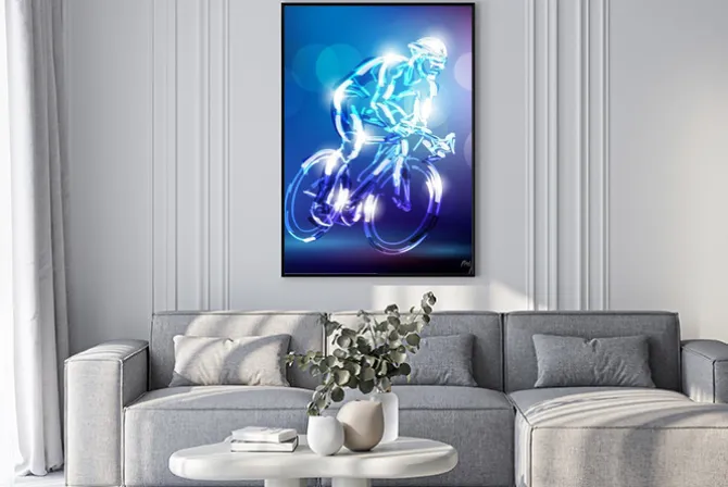 Plakat: Kolarz na rowerze w odcieniach niebieskiego i fioletowego