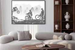 Plakat: Kolarze na trasie w górskich lasach