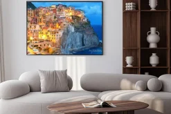 Plakat: Kolorowe domy w nocy w manarola, cinque terre we włoszech.