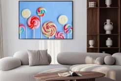 Plakat: Kolorowe lizaki na niebieskim