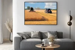 Plakat: Kombajn i ciągnik zbiorów pszenicy na słoneczny letni dzień