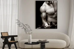 Plakat: Koncepcja siłownia i fitness - bodybuilder i hantle nad czarny