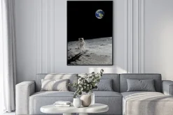 Plakat: Kosmonauta na księżycu z ziemią w tle