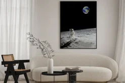 Plakat: Kosmonauta na księżycu z ziemią w tle