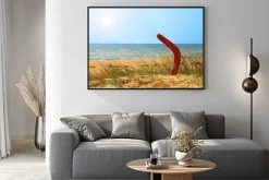 Plakat: Krajobraz z bumerang na zarośniętej piaszczystej plaży.